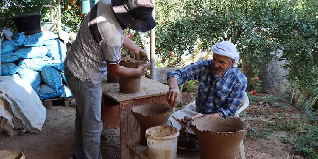 Baba-oğul el ele veriyor, killi topraktan çıkarıyor! Unutulmasına izin vermiyorlar: Taleple birlikte daha çok üretiyorlar 1